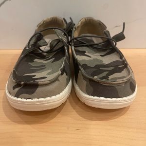 Hey Dude Womens shoes size 8. Wendy style in camo